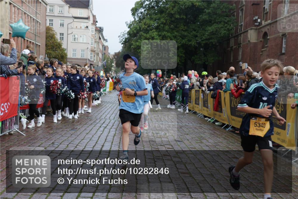 13.09.2026 - Kiel Lauf Yannick Fuchs http://msf.ph/oto/10282846 13.09.2026 08:56:48 Ziel 139, 482, 653, 899, 1222, 1285, 1340, 1544, 2478, 2479, 2543, 3303, 3520, 3740, 4136, 4188, 4228, 4558, 4680, 4901, 4925, 5097, 5180, 5223, 5333, 5597, 6903, 7927, 8094, 8270, 8424, 8785, 9156, 9176, 9292, 9307, 9562, 9826, 10042, 10213, 10603, 11627, 11978, 11986, 12154, 12220, 12333, 12700, 26, 407, 470, 582, 758, 759, 1009, 1137, 1346, 1950, 2173, 2497, 2640, 2685, 2719, 3078, 3520, 3750, 3930, 4023, 4127, 4128, 4165, 4188, 5687, 6003, 81, 3034, 3179, 6232, 7489 meine-sportfotos.de
