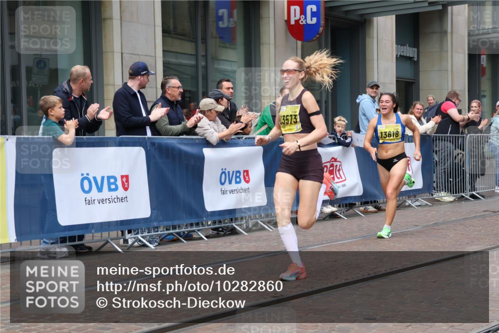 13.09.2026 - 21. swb-Marathon Bremen Strokosch-Dieckow http://msf.ph/oto/10282860 13.09.2026 10:31:55 Ziel 13543, 13564, 13582, 13632, 13638, 13639, 12457, 13533, 13536, 13573, 13618, 13643 meine-sportfotos.de