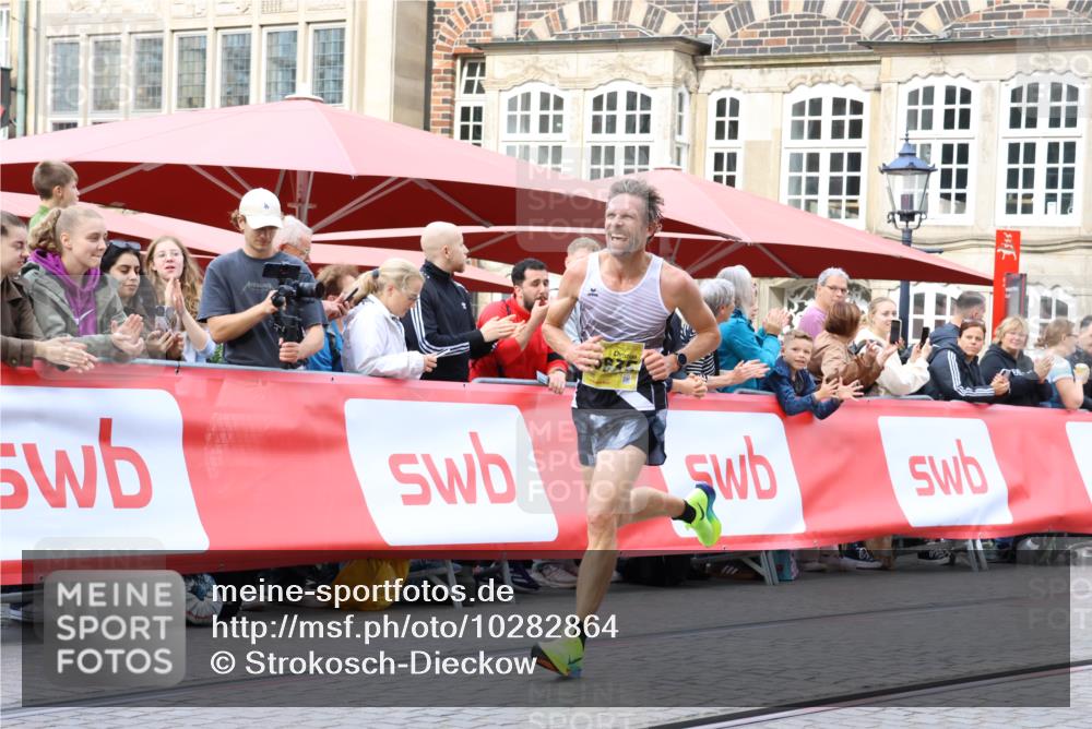 13.09.2026 - 21. swb-Marathon Bremen Strokosch-Dieckow http://msf.ph/oto/10282864 13.09.2026 10:28:38 Ziel 12272, 13501, 13635, 13593, 13624 meine-sportfotos.de