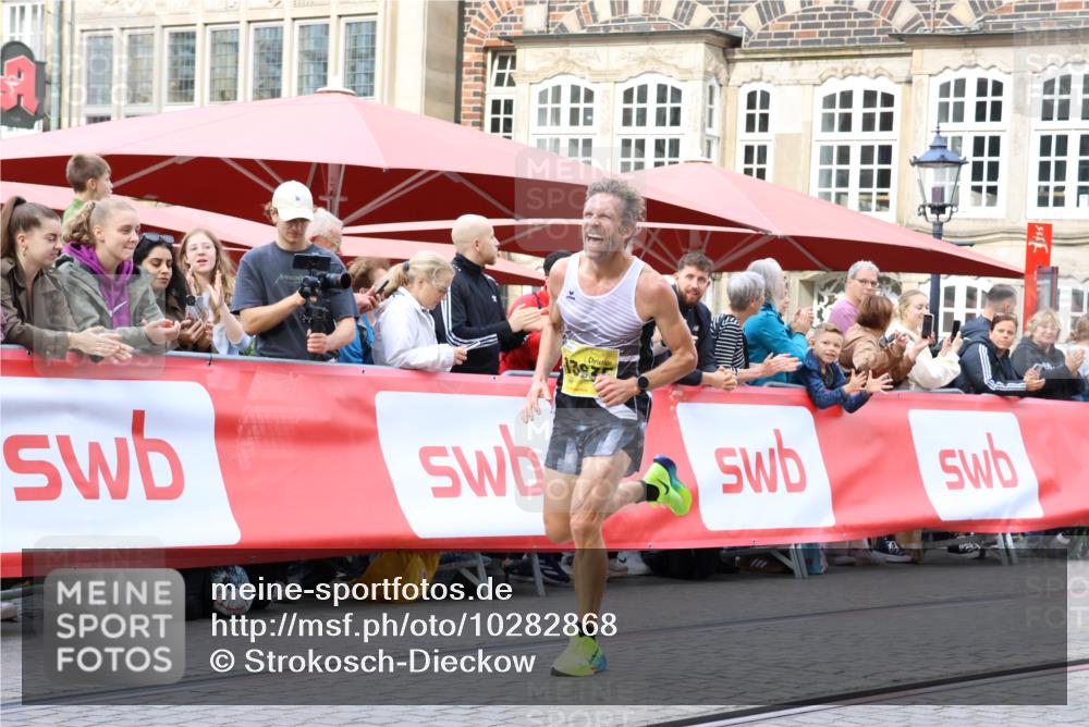 13.09.2026 - 21. swb-Marathon Bremen Strokosch-Dieckow http://msf.ph/oto/10282868 13.09.2026 10:28:38 Ziel 12272, 13501, 13635, 13593, 13624 meine-sportfotos.de