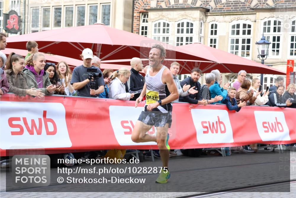 13.09.2026 - 21. swb-Marathon Bremen Strokosch-Dieckow http://msf.ph/oto/10282875 13.09.2026 10:28:38 Ziel 12272, 13501, 13635, 13593, 13624 meine-sportfotos.de