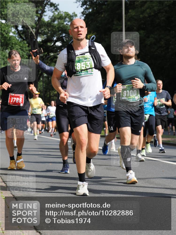 13.09.2026 - 21. swb-Marathon Bremen TobiasT http://msf.ph/oto/10282886 13.09.2026 12:03:13 Laufen 1788, 853, 26, 14, 9100 meine-sportfotos.de