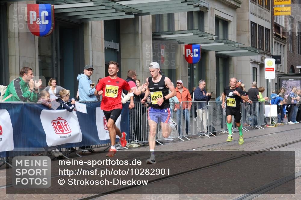 13.09.2026 - 21. swb-Marathon Bremen Strokosch-Dieckow http://msf.ph/oto/10282901 13.09.2026 10:32:07 Ziel 13524, 13564, 13638, 13639, 12457, 13533, 13536, 13543, 13573, 13582, 13618, 13632 meine-sportfotos.de