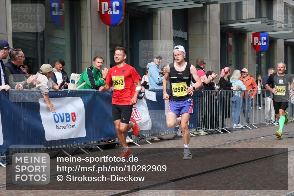 13.09.2026 - 21. swb-Marathon Bremen Strokosch-Dieckow http://msf.ph/oto/10282909 13.09.2026 10:32:07 Ziel 13524, 13564, 13638, 13639, 12457, 13533, 13536, 13543, 13573, 13582, 13618, 13632 meine-sportfotos.de