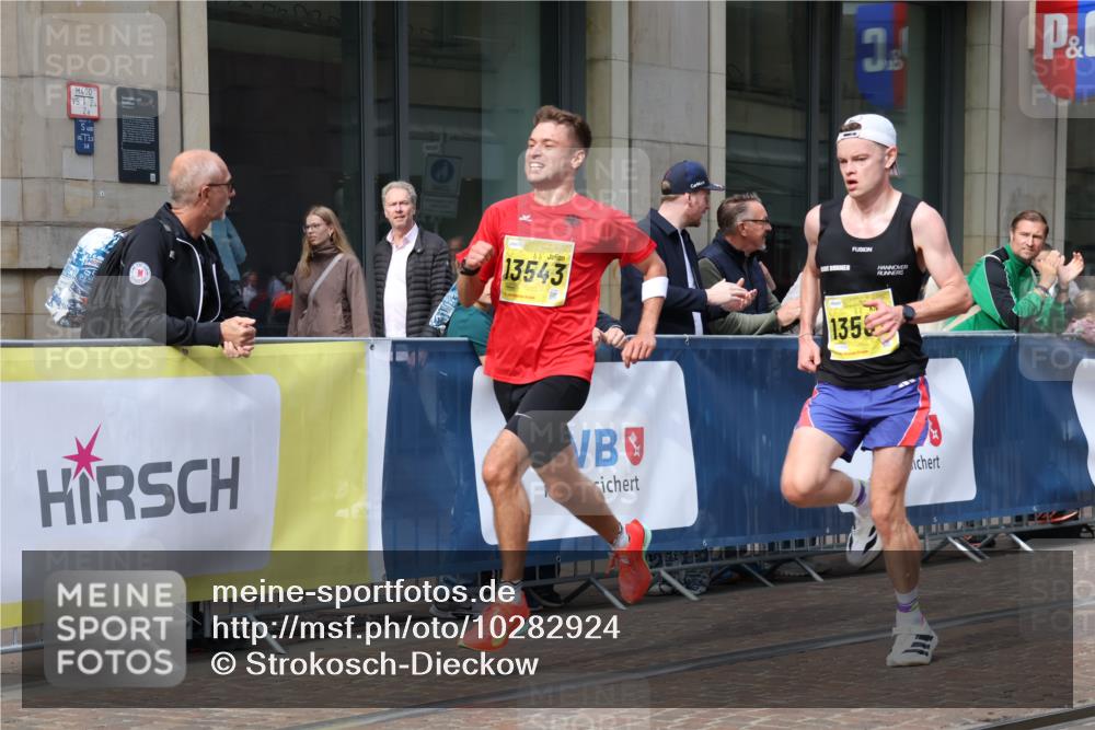 13.09.2026 - 21. swb-Marathon Bremen Strokosch-Dieckow http://msf.ph/oto/10282924 13.09.2026 10:32:08 Ziel 13524, 13564, 13638, 13639, 12457, 13533, 13536, 13543, 13573, 13582, 13618, 13632 meine-sportfotos.de