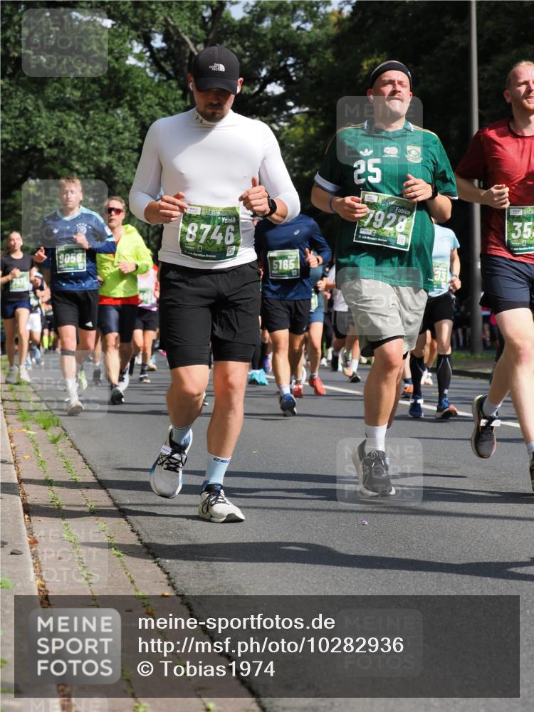 13.09.2026 - 21. swb-Marathon Bremen TobiasT http://msf.ph/oto/10282936 13.09.2026 12:03:19 Laufen 9058, 8746, 5165, 25, 7928, 6504, 21, 26, 35 meine-sportfotos.de