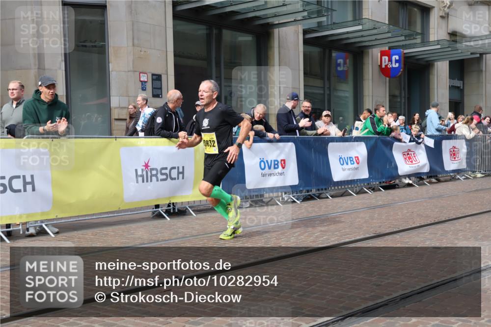 13.09.2026 - 21. swb-Marathon Bremen Strokosch-Dieckow http://msf.ph/oto/10282954 13.09.2026 10:32:10 Ziel 13524, 13564, 13638, 13639, 12457, 13533, 13536, 13543, 13573, 13582, 13618, 13632 meine-sportfotos.de