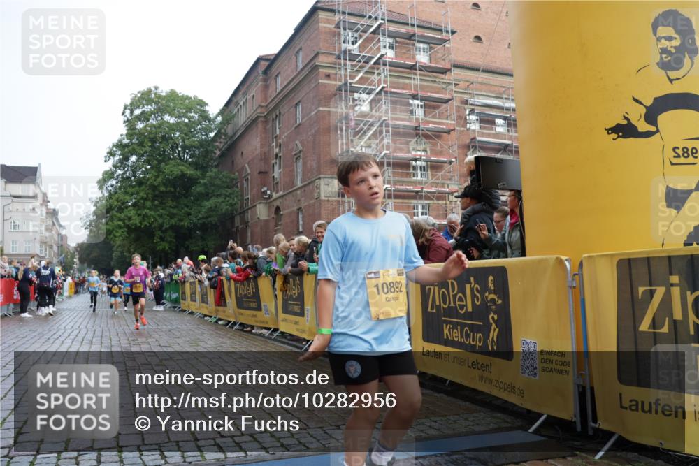 13.09.2026 - Kiel Lauf Yannick Fuchs http://msf.ph/oto/10282956 13.09.2026 08:57:04 Ziel 81, 2384, 3034, 3161, 3305, 3665, 4908, 5003, 5340, 5719, 5809, 6361, 6807, 7559, 7752, 8341, 9542, 9564, 9940, 11423, 11495, 11558, 12062, 12215, 12350, 12455, 12522, 26, 139, 482, 582, 653, 899, 1137, 1222, 1285, 1340, 1544, 1950, 2478, 2479, 2543, 3303, 3520, 3740, 3930, 4127, 4128, 4136, 4188, 4228, 4558, 4680, 4901, 4925, 5223, 5333, 5597, 6807, 6903, 7559, 7927, 8094, 8270, 8424, 9156, 9292, 9307, 9562, 9826, 10042, 10213, 10603, 11627, 11986, 12062, 470 meine-sportfotos.de
