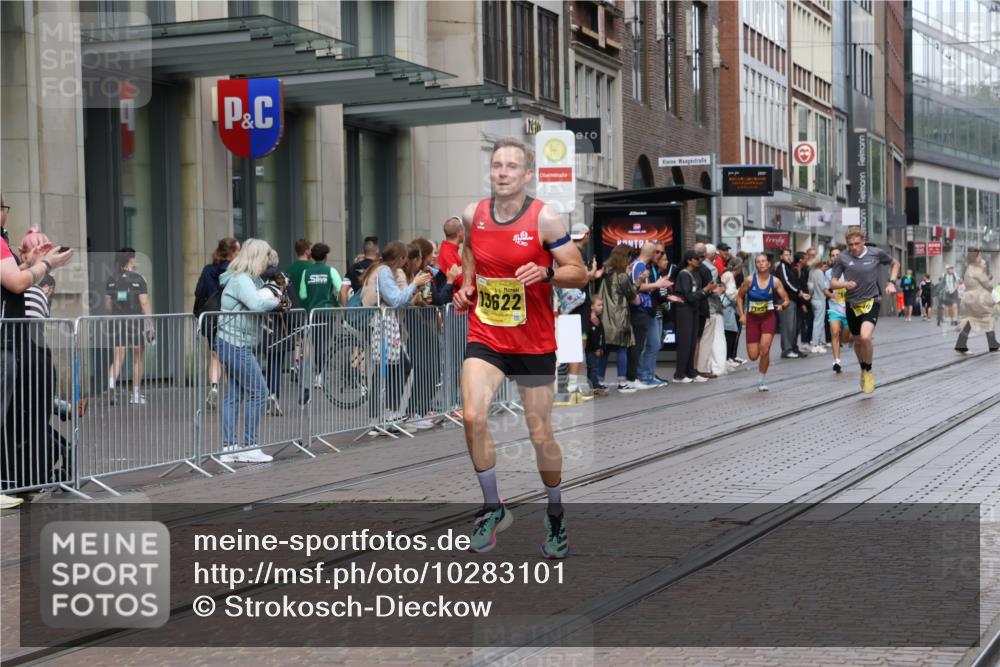 13.09.2026 - 21. swb-Marathon Bremen Strokosch-Dieckow http://msf.ph/oto/10283101 13.09.2026 10:32:45 Ziel 13581, 13524, 13550, 13599, 13622 meine-sportfotos.de