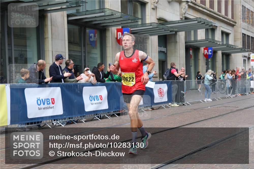13.09.2026 - 21. swb-Marathon Bremen Strokosch-Dieckow http://msf.ph/oto/10283130 13.09.2026 10:32:46 Ziel 13581, 13524, 13550, 13599, 13622 meine-sportfotos.de