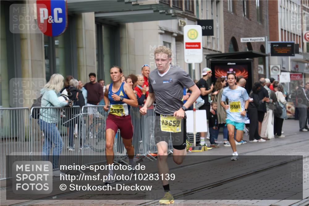 13.09.2026 - 21. swb-Marathon Bremen Strokosch-Dieckow http://msf.ph/oto/10283139 13.09.2026 10:32:48 Ziel 13524, 13550, 13581, 13599, 13622 meine-sportfotos.de