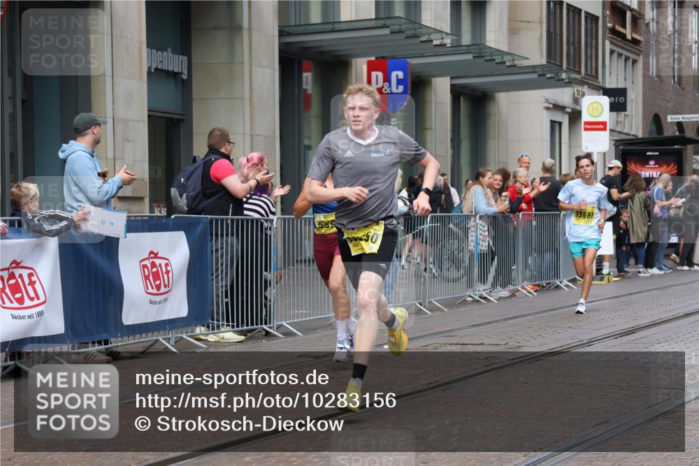 13.09.2026 - 21. swb-Marathon Bremen Strokosch-Dieckow http://msf.ph/oto/10283156 13.09.2026 10:32:49 Ziel 13524, 13550, 13581, 13599, 13622 meine-sportfotos.de