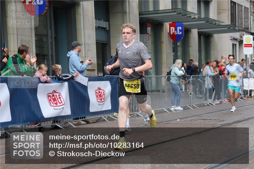 13.09.2026 - 21. swb-Marathon Bremen Strokosch-Dieckow http://msf.ph/oto/10283164 13.09.2026 10:32:49 Ziel 13524, 13550, 13581, 13599, 13622 meine-sportfotos.de