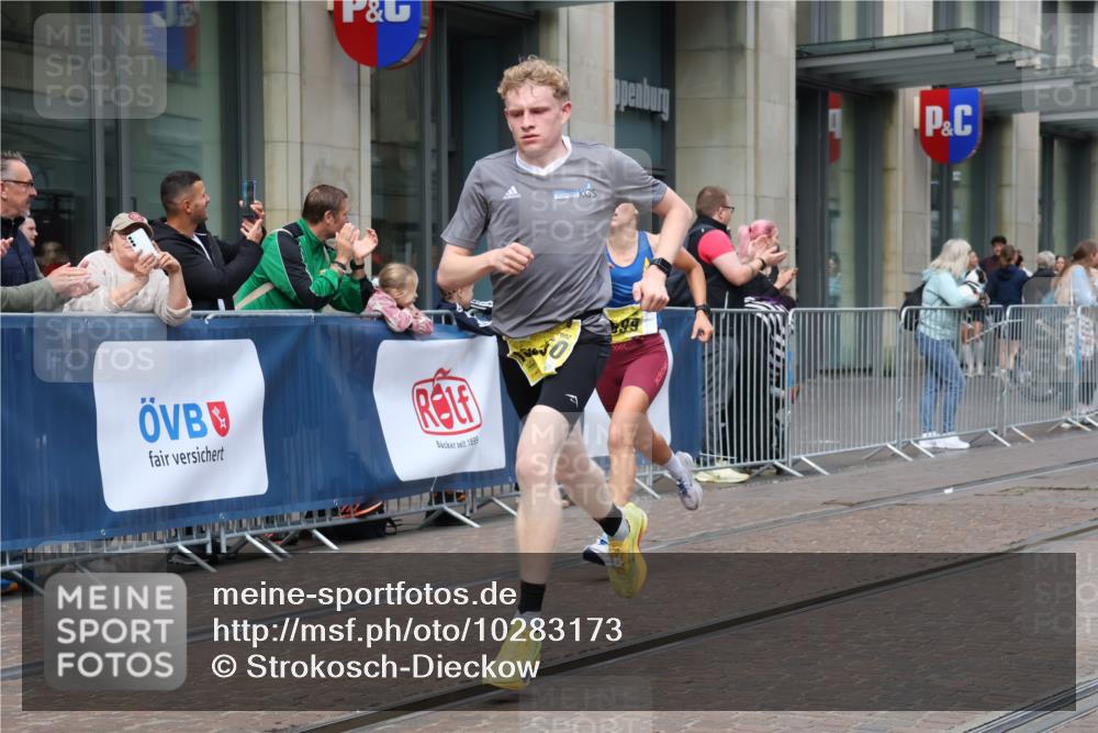 13.09.2026 - 21. swb-Marathon Bremen Strokosch-Dieckow http://msf.ph/oto/10283173 13.09.2026 10:32:50 Ziel 13524, 13550, 13581, 13599, 13622 meine-sportfotos.de