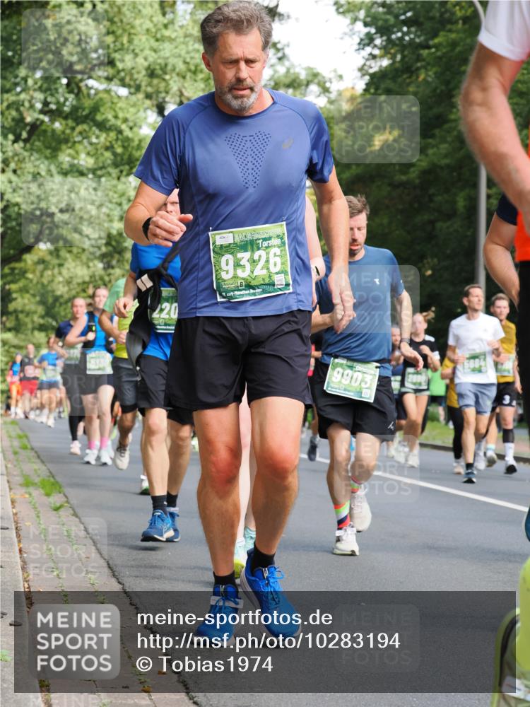 13.09.2026 - 21. swb-Marathon Bremen TobiasT http://msf.ph/oto/10283194 13.09.2026 12:04:11 Laufen 9326, 71, 26, 9903, 5684 meine-sportfotos.de