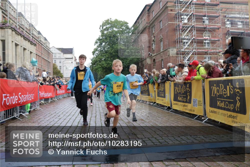 13.09.2026 - Kiel Lauf Yannick Fuchs http://msf.ph/oto/10283195 13.09.2026 08:57:20 Ziel 700, 2128, 2129, 3382, 10321, 10892, 12512, 81, 482, 653, 1222, 2384, 2479, 2543, 3034, 3161, 3305, 3665, 4558, 4680, 4901, 4908, 4925, 5003, 5223, 5333, 5340, 5719, 5809, 6361, 6807, 6903, 7559, 7752, 7927, 8094, 8341, 8424, 9156, 9292, 9307, 9542, 9564, 9826, 9940, 10042, 10603, 11423, 11495, 11558, 11986, 12062, 12215, 12455, 160, 406, 689, 1051, 1546, 1714, 1769, 2439, 4382, 4383, 5006, 5762, 5765, 5984, 6459, 7547, 7715, 9062, 1285, 3520, 4188 meine-sportfotos.de