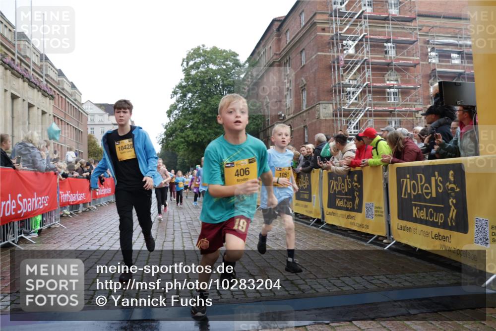 13.09.2026 - Kiel Lauf Yannick Fuchs http://msf.ph/oto/10283204 13.09.2026 08:57:20 Ziel 700, 2128, 2129, 3382, 10321, 10892, 12512, 81, 482, 653, 1222, 2384, 2479, 2543, 3034, 3161, 3305, 3665, 4558, 4680, 4901, 4908, 4925, 5003, 5223, 5333, 5340, 5719, 5809, 6361, 6807, 6903, 7559, 7752, 7927, 8094, 8341, 8424, 9156, 9292, 9307, 9542, 9564, 9826, 9940, 10042, 10603, 11423, 11495, 11558, 11986, 12062, 12215, 12455, 160, 406, 689, 1051, 1546, 1714, 1769, 2439, 4382, 4383, 5006, 5762, 5765, 5984, 6459, 7547, 7715, 9062, 1285, 3520, 4188 meine-sportfotos.de