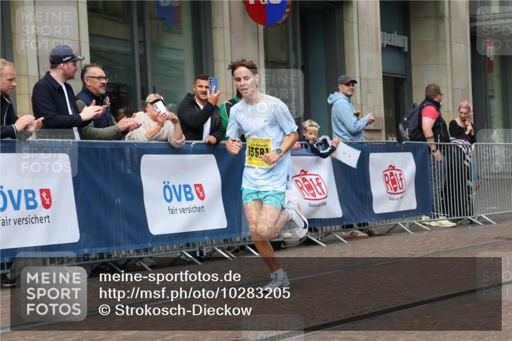13.09.2026 - 21. swb-Marathon Bremen Strokosch-Dieckow http://msf.ph/oto/10283205 13.09.2026 10:32:52 Ziel 13550, 13581, 13599, 13622 meine-sportfotos.de