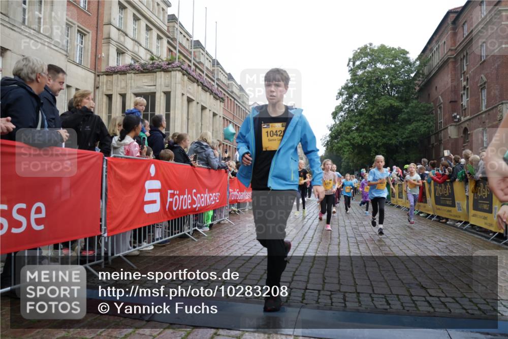 13.09.2026 - Kiel Lauf Yannick Fuchs http://msf.ph/oto/10283208 13.09.2026 08:57:21 Ziel 700, 2128, 2129, 3382, 7478, 10321, 10892, 12512, 81, 482, 653, 1222, 2384, 2479, 2543, 3034, 3161, 3305, 3665, 4558, 4680, 4901, 4908, 4925, 5003, 5223, 5333, 5340, 5719, 5809, 6361, 6807, 6903, 7559, 7752, 7927, 8094, 8341, 8424, 9156, 9292, 9307, 9542, 9564, 9826, 9940, 10042, 10603, 11423, 11495, 11558, 11986, 12062, 12215, 12455, 12512, 160, 406, 689, 1051, 1546, 1714, 1769, 2439, 4382, 4383, 5006, 5244, 5762, 5765, 5984, 6459, 7547, 7608, 7715, 9062, 1285 meine-sportfotos.de