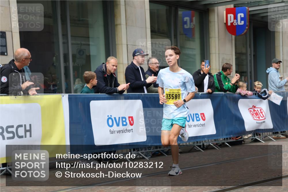 13.09.2026 - 21. swb-Marathon Bremen Strokosch-Dieckow http://msf.ph/oto/10283212 13.09.2026 10:32:52 Ziel 13550, 13581, 13599, 13622 meine-sportfotos.de