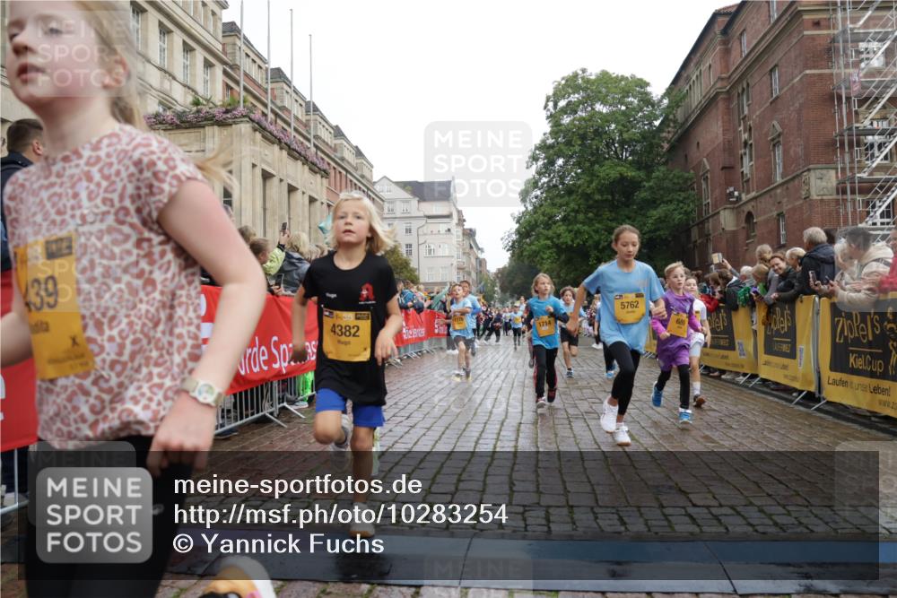 13.09.2026 - Kiel Lauf Yannick Fuchs http://msf.ph/oto/10283254 13.09.2026 08:57:23 Ziel 700, 1769, 2128, 2129, 3382, 4834, 7478, 10892, 81, 482, 653, 1222, 2384, 2479, 2543, 3034, 3161, 3305, 3665, 4558, 4680, 4901, 4908, 5003, 5223, 5333, 5340, 5719, 5809, 6361, 6807, 6903, 7559, 7752, 7927, 8094, 8341, 8424, 9156, 9307, 9542, 9564, 9826, 9940, 10042, 10321, 10603, 11423, 11495, 11558, 11986, 12062, 12215, 12455, 12512, 160, 406, 689, 1051, 1546, 1714, 2439, 3359, 3375, 4321, 4382, 4383, 5006, 5219, 5244, 5762, 5765, 5984, 6459, 7547, 7608, 7609, 7715, 9062 meine-sportfotos.de