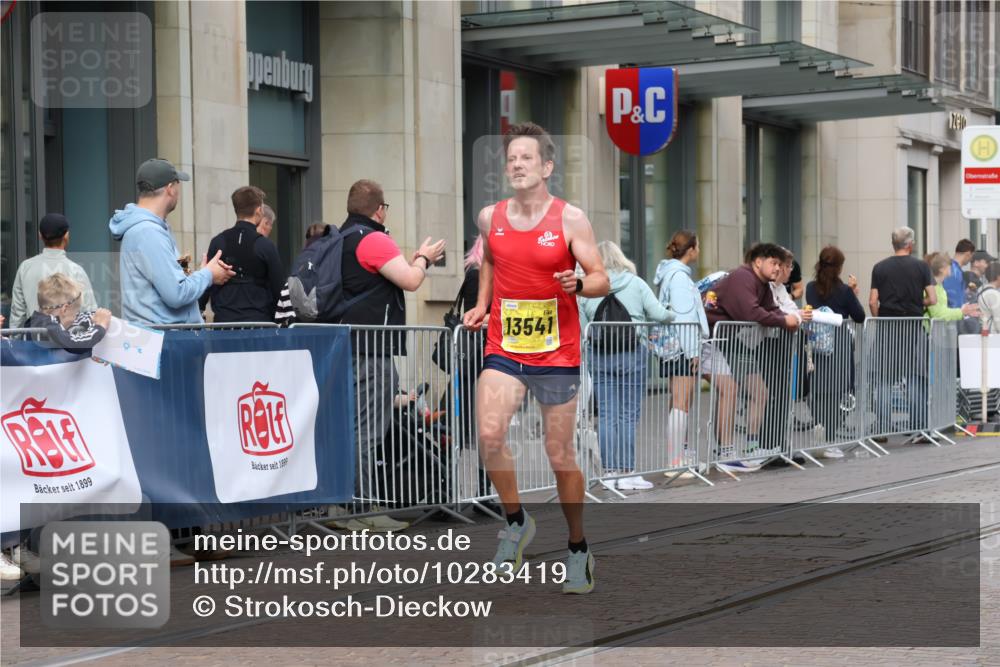 13.09.2026 - 21. swb-Marathon Bremen Strokosch-Dieckow http://msf.ph/oto/10283419 13.09.2026 10:33:46 Ziel 10797, 13605, 10366, 10475, 11059, 11481, 11652, 12459, 13530, 13541 meine-sportfotos.de
