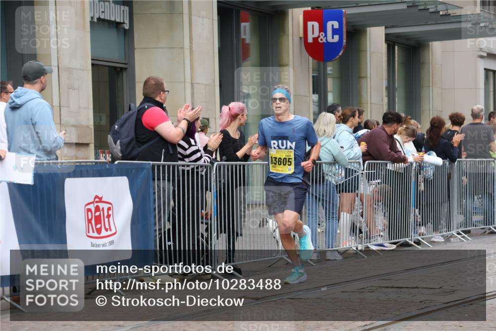 13.09.2026 - 21. swb-Marathon Bremen Strokosch-Dieckow http://msf.ph/oto/10283488 13.09.2026 10:34:10 Ziel 10818, 11418, 13610, 13633, 13637, 10797, 13605 meine-sportfotos.de