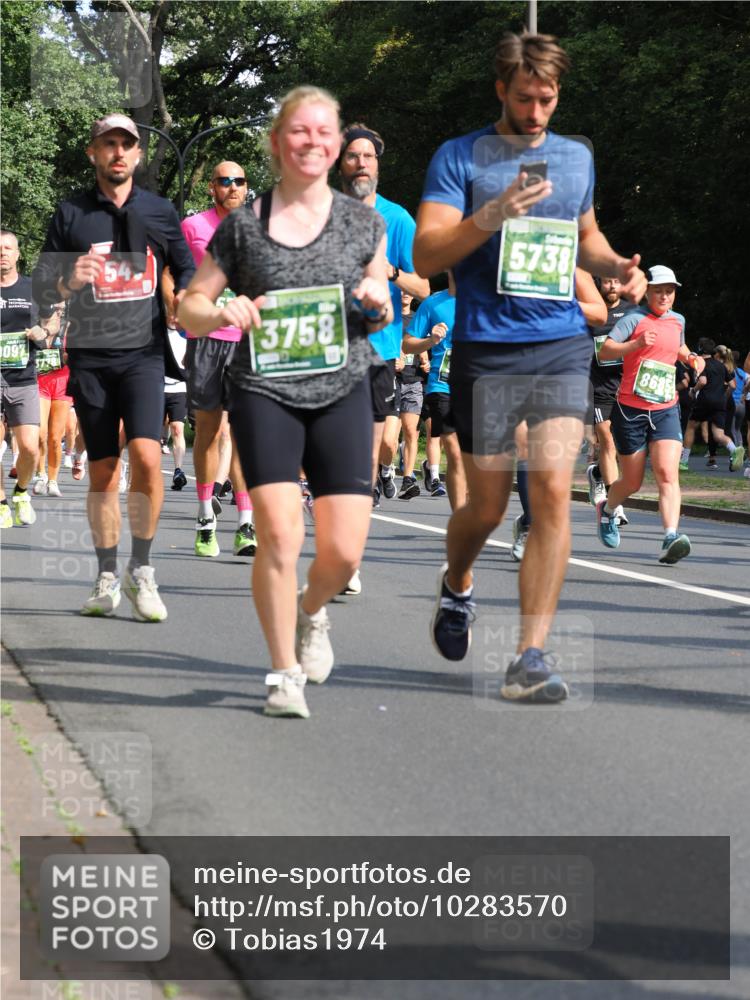 13.09.2026 - 21. swb-Marathon Bremen TobiasT http://msf.ph/oto/10283570 13.09.2026 12:05:28 Laufen 097, 3738, 3758, 5738, 8685 meine-sportfotos.de
