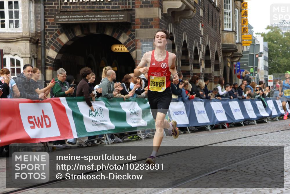 13.09.2026 - 21. swb-Marathon Bremen Strokosch-Dieckow http://msf.ph/oto/10283691 13.09.2026 10:30:23 Ziel 13561, 12458, 13603 meine-sportfotos.de