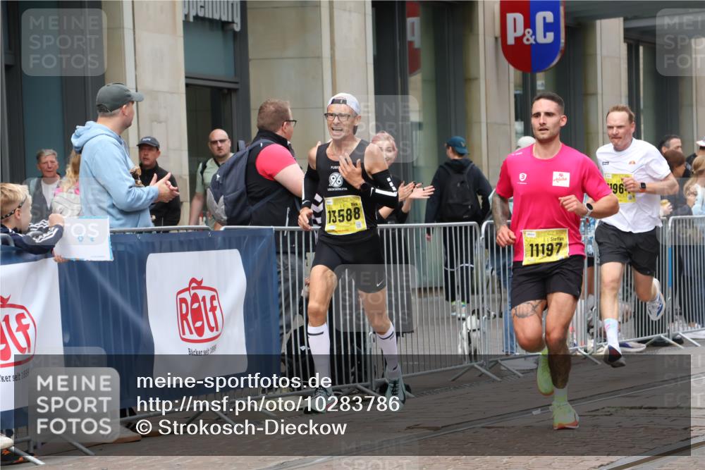 13.09.2026 - 21. swb-Marathon Bremen Strokosch-Dieckow http://msf.ph/oto/10283786 13.09.2026 10:34:52 Ziel 10261, 10262, 10994, 11068, 11512, 13505, 13514, 13540, 13560, 13590, 13619, 13625, 10818, 11197, 11964, 12358, 12413, 12540, 13588, 13601, 13637 meine-sportfotos.de