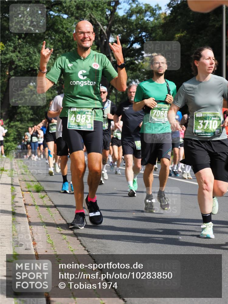 13.09.2026 - 21. swb-Marathon Bremen TobiasT http://msf.ph/oto/10283850 13.09.2026 12:06:41 Laufen 4983, 7066, 3710, 6544 meine-sportfotos.de