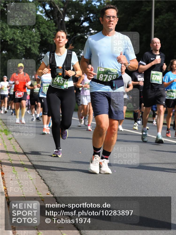 13.09.2026 - 21. swb-Marathon Bremen TobiasT http://msf.ph/oto/10283897 13.09.2026 12:06:59 Laufen 19845, 2457, 8789, 2760 meine-sportfotos.de