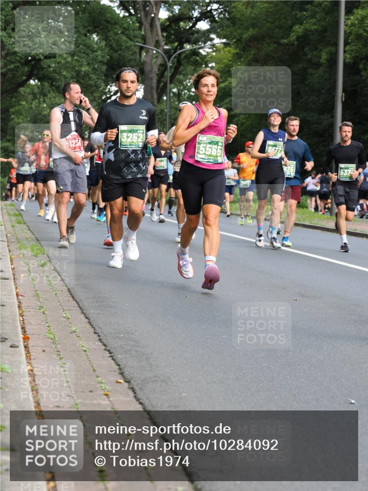 13.09.2026 - 21. swb-Marathon Bremen TobiasT http://msf.ph/oto/10284092 13.09.2026 12:07:49 Laufen 1236, 3252, 5565, 9877 meine-sportfotos.de