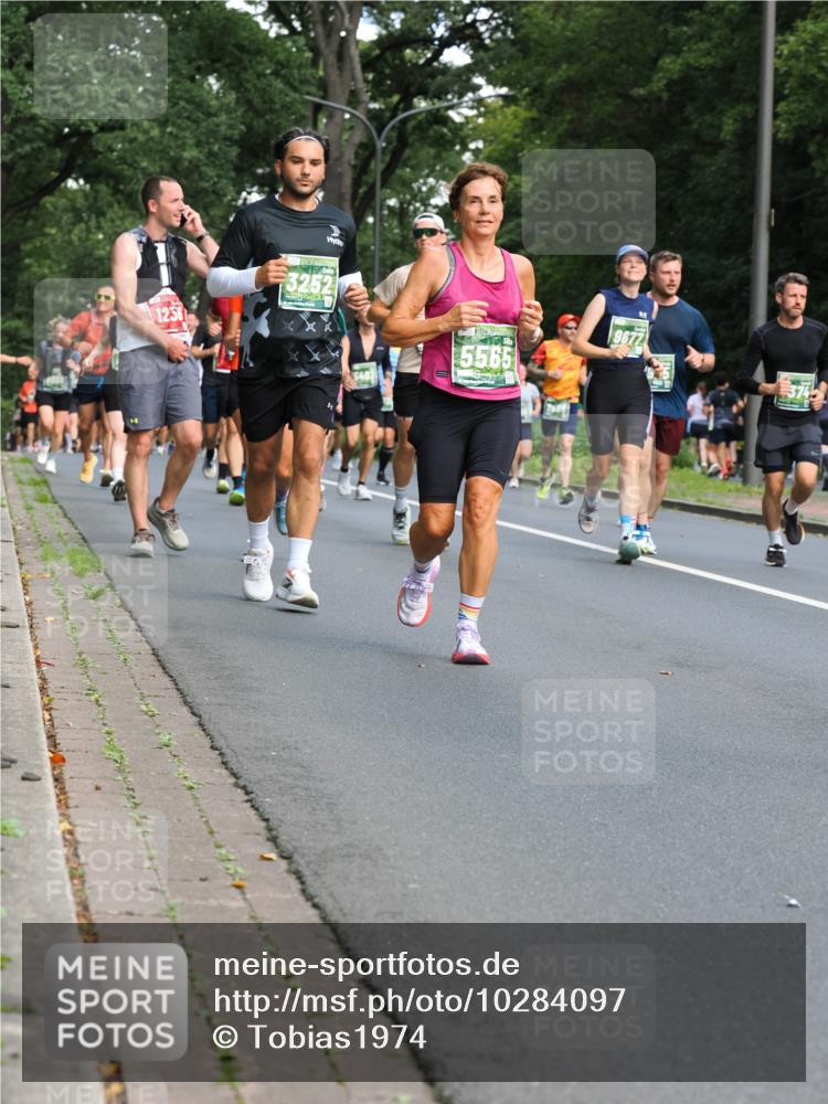 13.09.2026 - 21. swb-Marathon Bremen TobiasT http://msf.ph/oto/10284097 13.09.2026 12:07:49 Laufen 1236, 3252, 5565, 9677, 37 meine-sportfotos.de