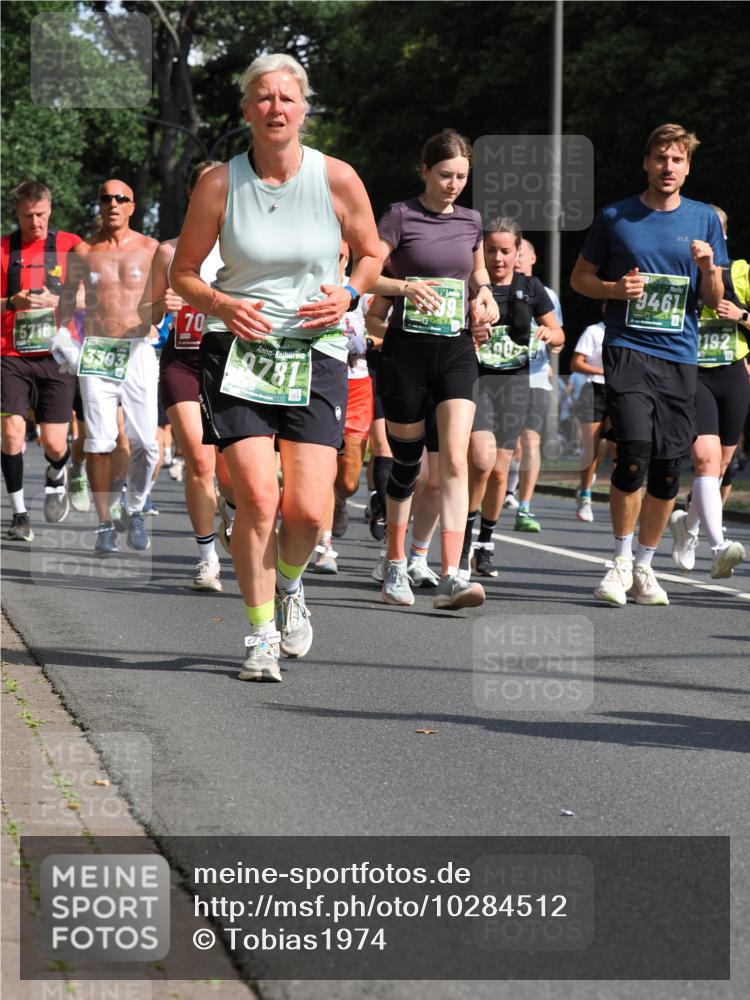 13.09.2026 - 21. swb-Marathon Bremen TobiasT http://msf.ph/oto/10284512 13.09.2026 12:09:20 Laufen 5716, 70, 9781, 9461, 192 meine-sportfotos.de