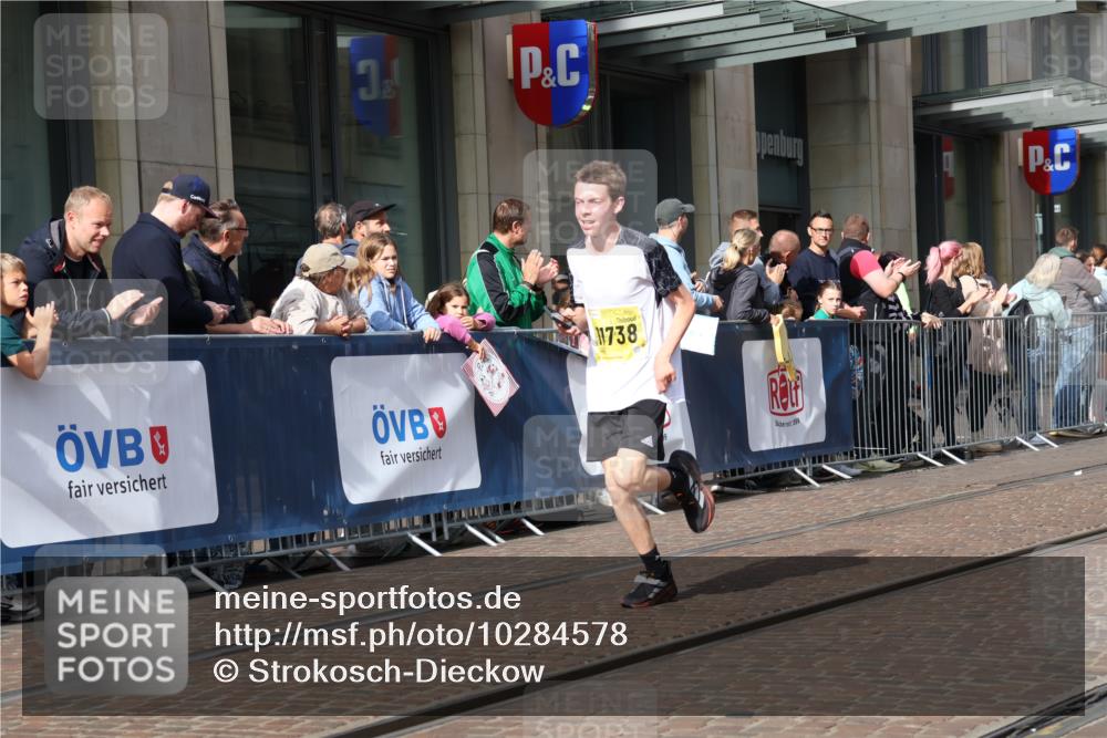 13.09.2026 - 21. swb-Marathon Bremen Strokosch-Dieckow http://msf.ph/oto/10284578 13.09.2026 10:36:48 Ziel 10961, 11654, 12520, 13568, 13606, 11738, 11916, 12456, 13548, 13606 meine-sportfotos.de
