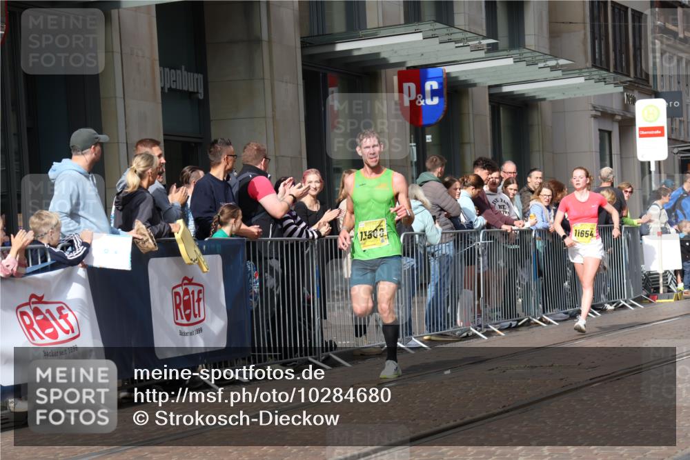 13.09.2026 - 21. swb-Marathon Bremen Strokosch-Dieckow http://msf.ph/oto/10284680 13.09.2026 10:37:00 Ziel 10502, 10961, 11619, 11854, 13568, 13608, 11654, 11738, 12520, 13568, 13606 meine-sportfotos.de