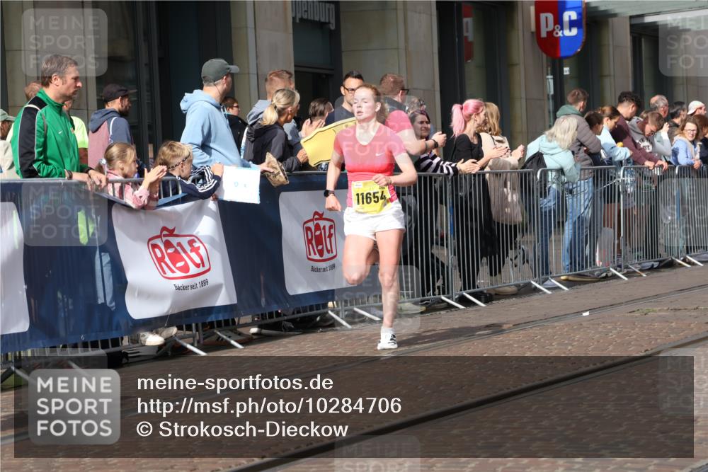 13.09.2026 - 21. swb-Marathon Bremen Strokosch-Dieckow http://msf.ph/oto/10284706 13.09.2026 10:37:03 Ziel 10502, 10961, 11619, 11854, 13608, 11654, 11738, 12520, 13568, 13606 meine-sportfotos.de