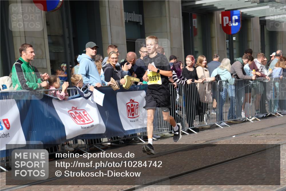 13.09.2026 - 21. swb-Marathon Bremen Strokosch-Dieckow http://msf.ph/oto/10284742 13.09.2026 10:37:09 Ziel 10502, 11619, 11854, 13608, 10961, 11654, 12520, 13568, 13606 meine-sportfotos.de