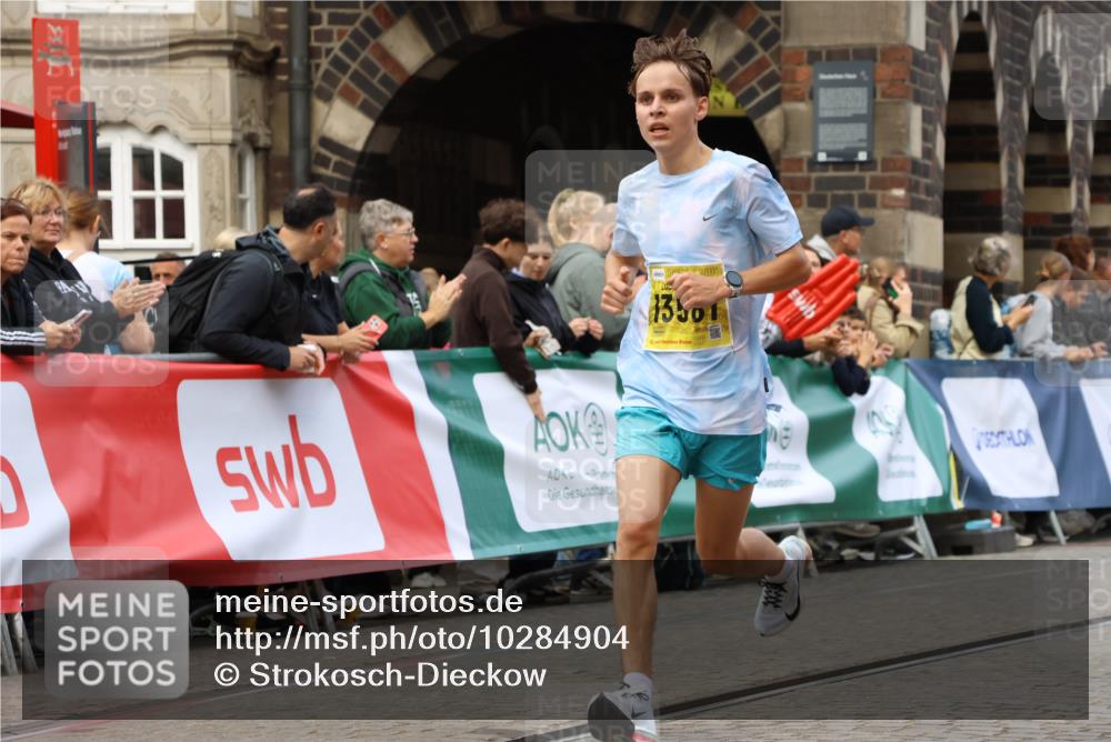13.09.2026 - 21. swb-Marathon Bremen Strokosch-Dieckow http://msf.ph/oto/10284904 13.09.2026 10:33:03 Ziel 13550, 13581, 13599, 13622 meine-sportfotos.de