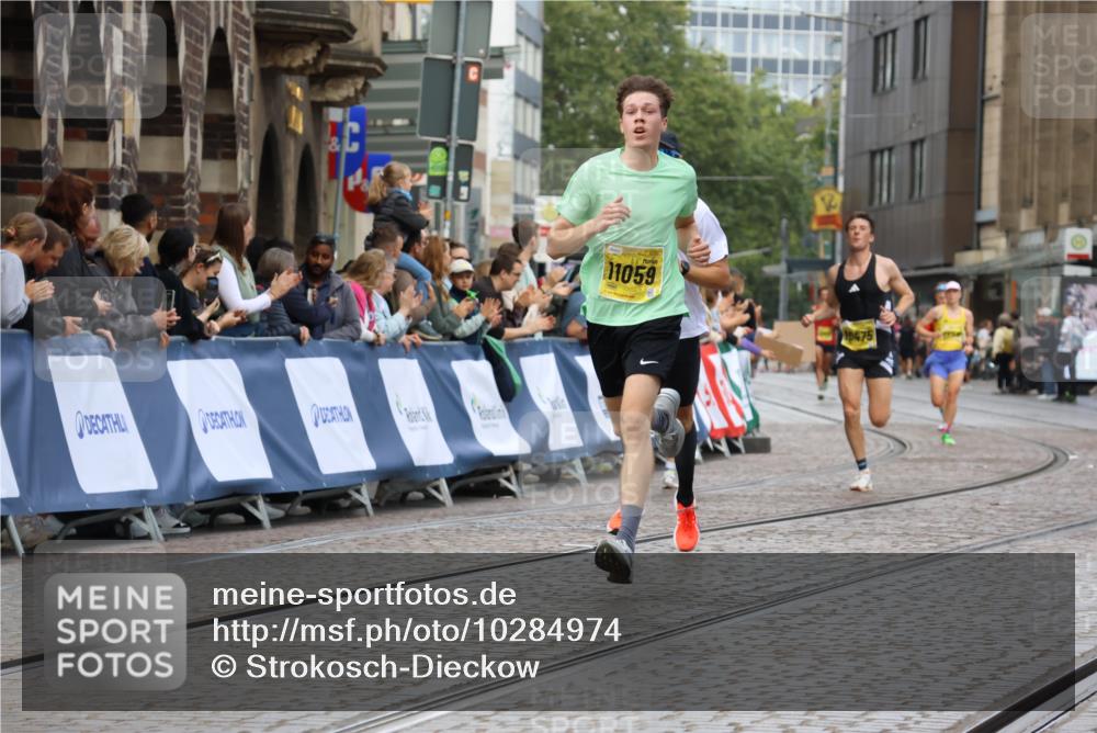 13.09.2026 - 21. swb-Marathon Bremen Strokosch-Dieckow http://msf.ph/oto/10284974 13.09.2026 10:33:41 Ziel 11652, 10797, 13541 meine-sportfotos.de