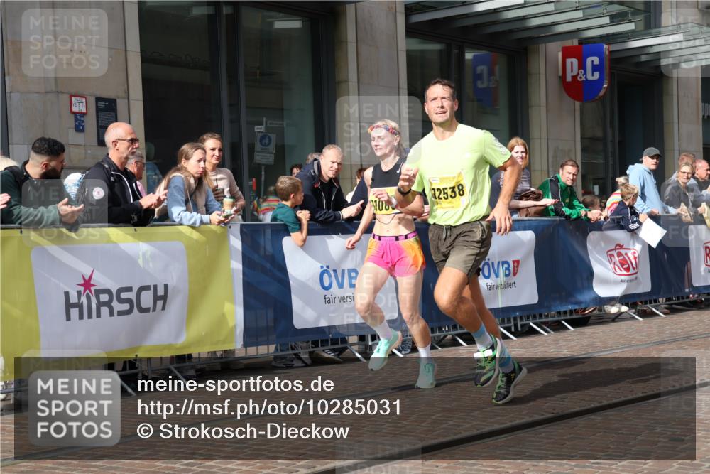 13.09.2026 - 21. swb-Marathon Bremen Strokosch-Dieckow http://msf.ph/oto/10285031 13.09.2026 10:37:54 Ziel 10302, 11142, 13551, 13553, 13559, 13584, 13587, 13636, 11083, 12538, 13535 meine-sportfotos.de
