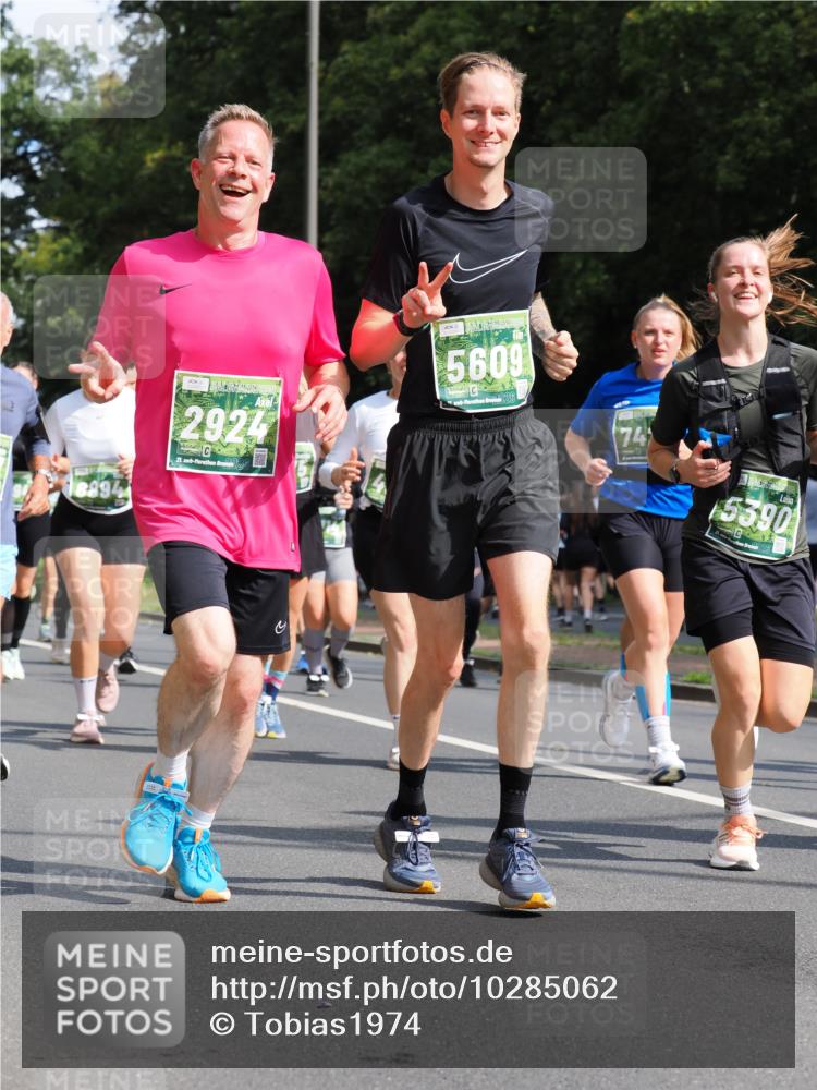 13.09.2026 - 21. swb-Marathon Bremen TobiasT http://msf.ph/oto/10285062 13.09.2026 12:10:59 Laufen 2924, 21, 126, 5609, 26, 74, 5390 meine-sportfotos.de