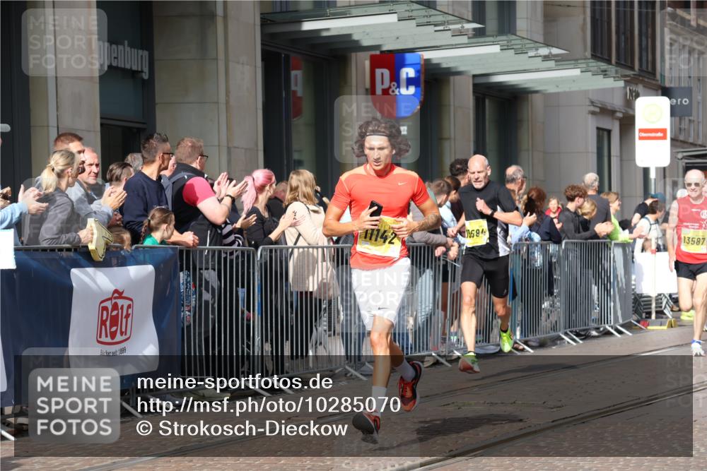 13.09.2026 - 21. swb-Marathon Bremen Strokosch-Dieckow http://msf.ph/oto/10285070 13.09.2026 10:38:02 Ziel 10302, 13507, 13551, 13553, 13559, 13587, 13636, 11083, 11142, 12538, 13535, 13551, 13584, 13587 meine-sportfotos.de