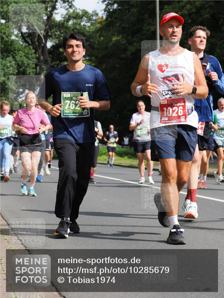 13.09.2026 - 21. swb-Marathon Bremen TobiasT http://msf.ph/oto/10285679 13.09.2026 12:13:50 Laufen 762, 21, 1026, 0277, 21, 26, 266 meine-sportfotos.de