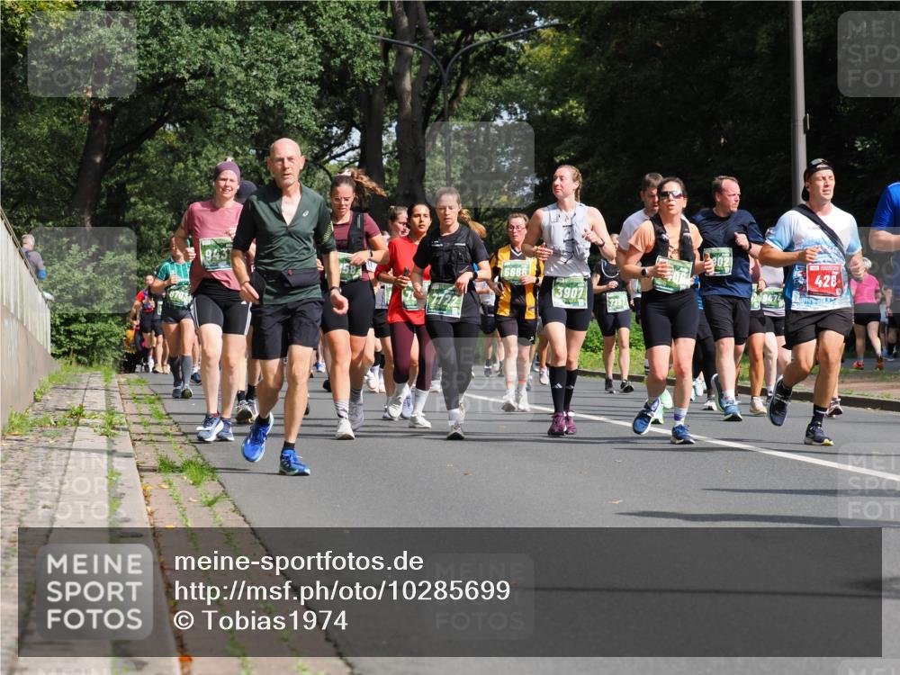 13.09.2026 - 21. swb-Marathon Bremen TobiasT http://msf.ph/oto/10285699 13.09.2026 12:14:07 Laufen 5666, 3907, 7257, 428 meine-sportfotos.de