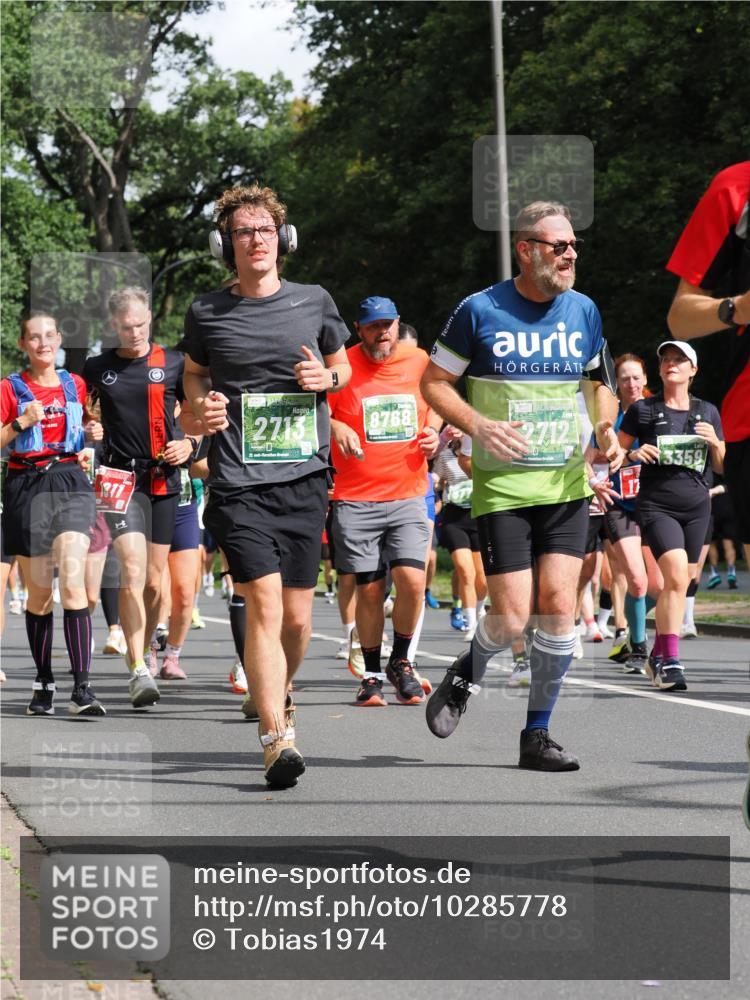 13.09.2026 - 21. swb-Marathon Bremen TobiasT http://msf.ph/oto/10285778 13.09.2026 12:14:24 Laufen 2713, 21, 26, 8768, 2712, 3359 meine-sportfotos.de