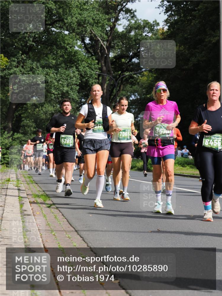 13.09.2026 - 21. swb-Marathon Bremen TobiasT http://msf.ph/oto/10285890 13.09.2026 12:15:33 Laufen 5285, 7065, 367, 8455 meine-sportfotos.de