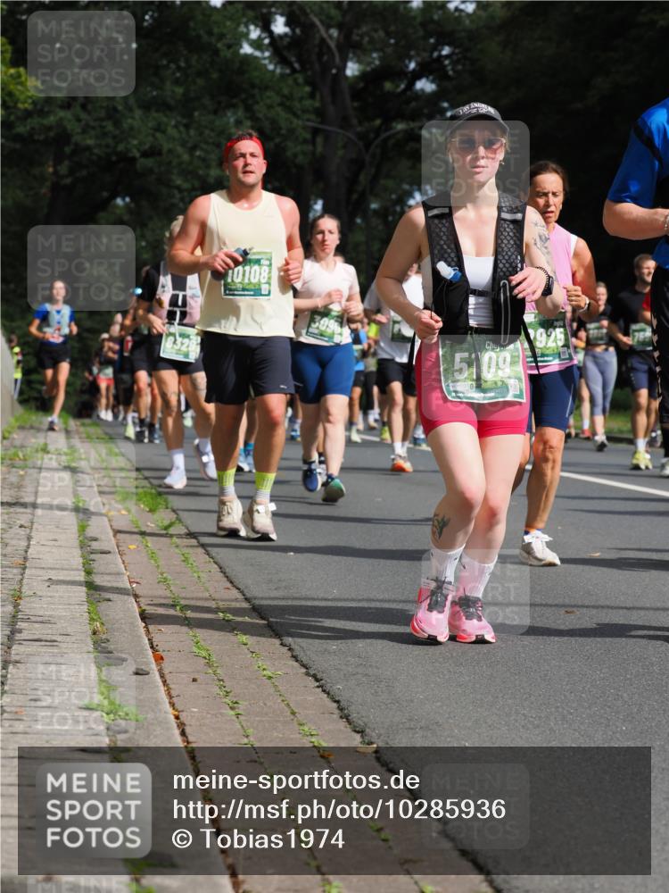 13.09.2026 - 21. swb-Marathon Bremen TobiasT http://msf.ph/oto/10285936 13.09.2026 12:15:54 Laufen 10108, 3096, 5109, 113, 2026, 925 meine-sportfotos.de