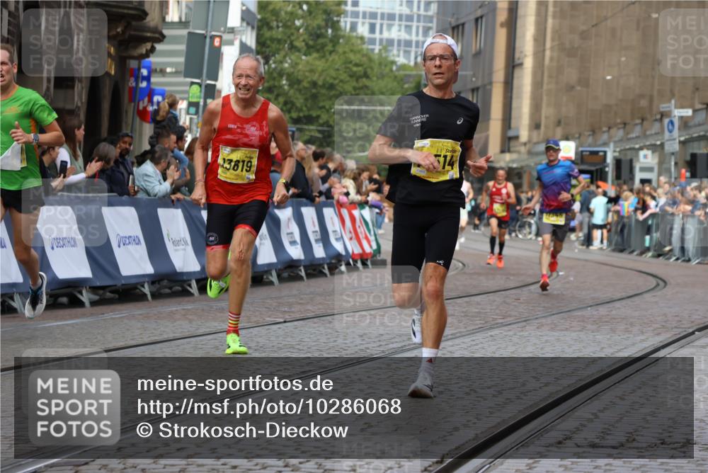 13.09.2026 - 21. swb-Marathon Bremen Strokosch-Dieckow http://msf.ph/oto/10286068 13.09.2026 10:35:29 Ziel 10261, 10262, 10994, 11512, 13505, 13560, 12289, 13558 meine-sportfotos.de